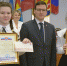 А.Ю. Мудров награждает воспитанниц ЦВР «Ровесник» Дарью и Анастасию Чапыгиных (руководитель Т.К. Дмитриева). - Газета Городецкий вестник